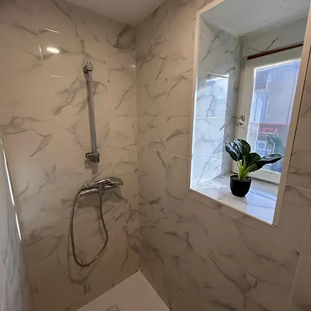 Holiday home Spacious House - Garden, Netflix & Shops *