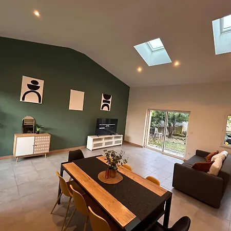 Spacious House - Garden, Netflix & Shops *