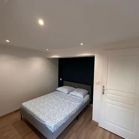 Spacious House - Garden, Netflix & Shops * Beguey