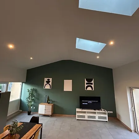 Spacious House - Garden, Netflix & Shops