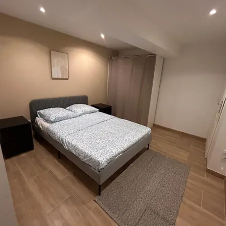 Ferienhaus Spacious House - Garden, Netflix & Shops *