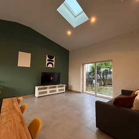 Spacious House - Garden, Netflix & Shops *