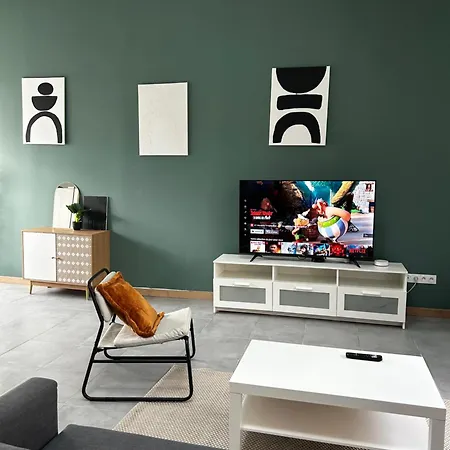 Spacious House - Garden, Netflix & Shops Beguey