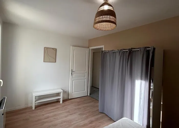 Spacious House - Garden, Netflix & Shops * Beguey