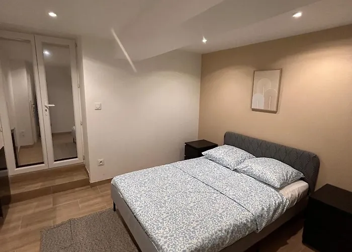 Spacious House - Garden, Netflix & Shops 펜션 Beguey