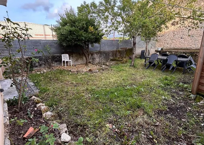 Spacious House - Garden, Netflix & Shops * Beguey